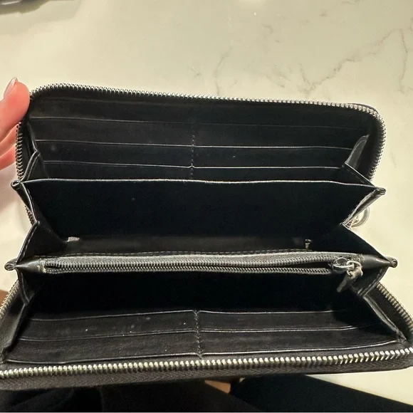 Gucci Black Embossed Wallet - Picture 5 of 9